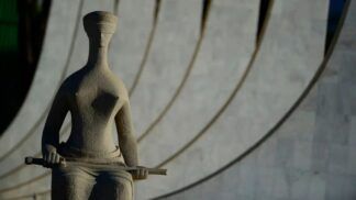 Estátua na entrada do STF, em Brasília