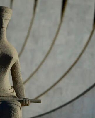 Estátua na entrada do STF, em Brasília
