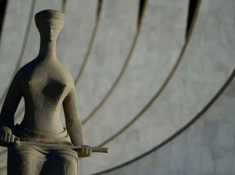 Estátua na entrada do STF, em Brasília