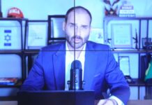 Eduardo Bolsonaro fala ao microfone durante ligação de video
