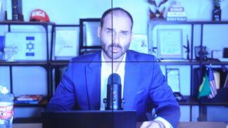 Eduardo Bolsonaro fala ao microfone durante ligação de video