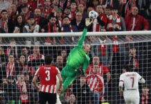 Safonov, “goleiro-herói” do PSG, ficará quatro semanas de fora após fraturar mão