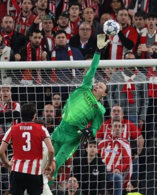 Safonov, “goleiro-herói” do PSG, ficará quatro semanas de fora após fraturar mão