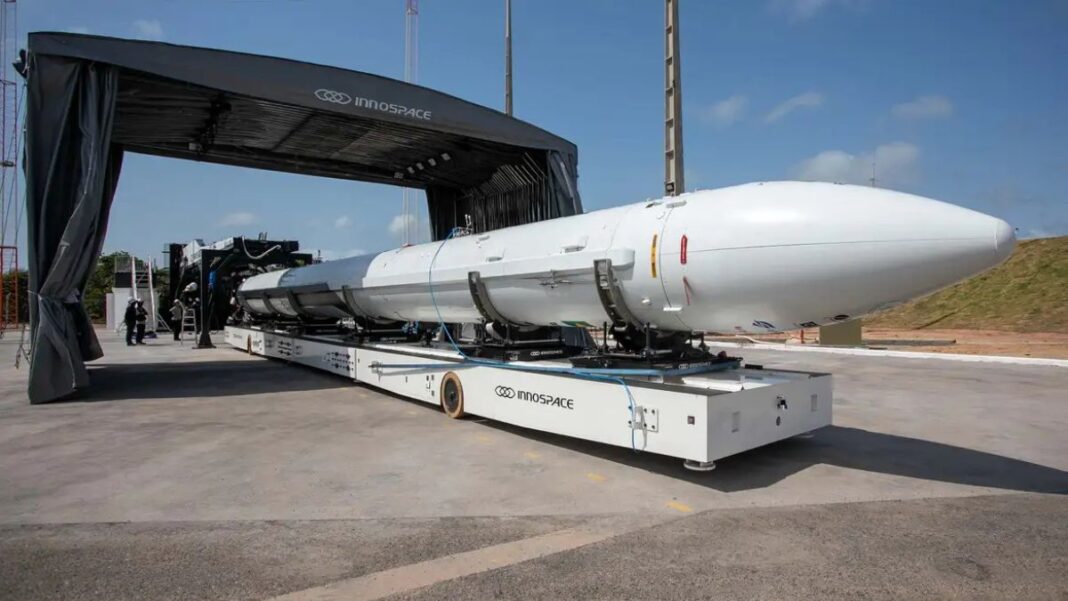 Imagem do foguete sendo conduzido no piso