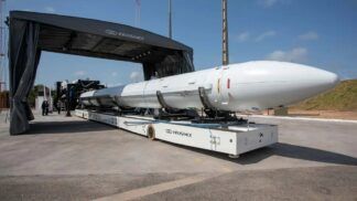 Imagem do foguete sendo conduzido no piso