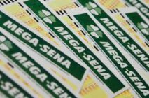 Cartelas da Mega-Sena umas sobre as outras