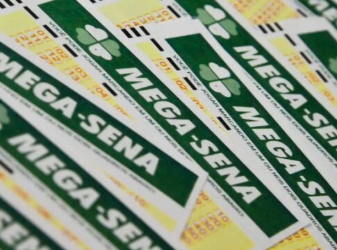 Cartelas da Mega-Sena umas sobre as outras