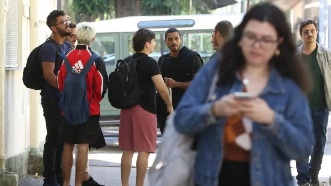 Jovens aparecem na rua com mochilas nas costas