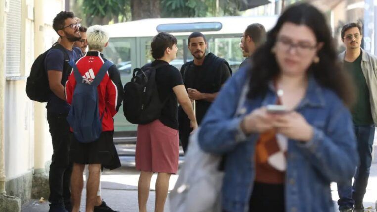 Jovens aparecem na rua com mochilas nas costas