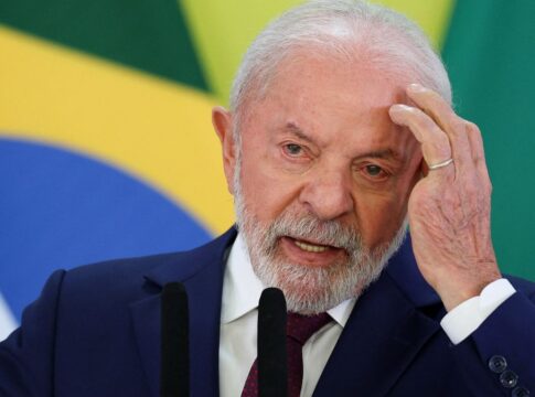 Lula coloca os dedos na testa durante discurso