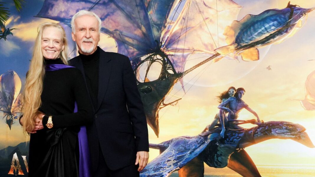 O diretor James Cameron e sua esposa, Suzy Amis Cameron, aparecem à frente de painel do filme no dia da estreia internacional em Los Angeles