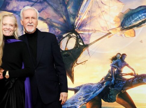 O diretor James Cameron e sua esposa, Suzy Amis Cameron, aparecem à frente de painel do filme no dia da estreia internacional em Los Angeles