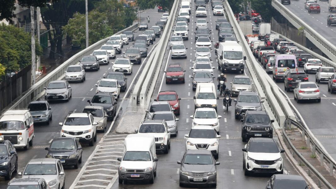 Fileiras de carros engarrafados em rua de São Paulo