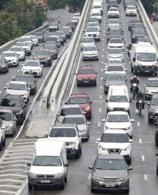 Fileiras de carros engarrafados em rua de São Paulo