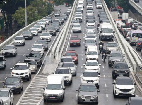Fileiras de carros engarrafados em rua de São Paulo