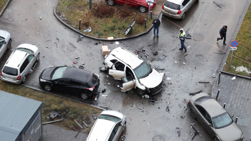 Carro branco danificado após ataque a bomba