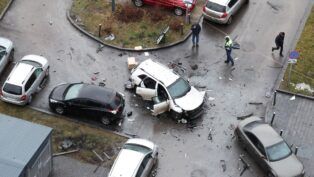 Carro branco danificado após ataque a bomba