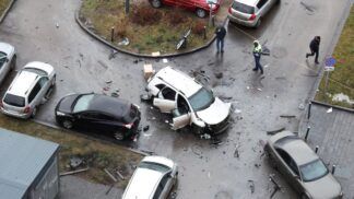 Carro branco danificado após ataque a bomba