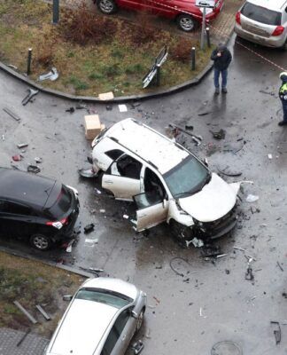 Carro branco danificado após ataque a bomba