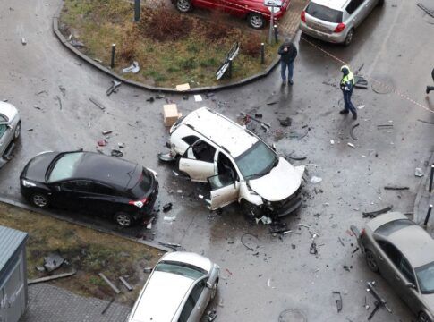Carro branco danificado após ataque a bomba