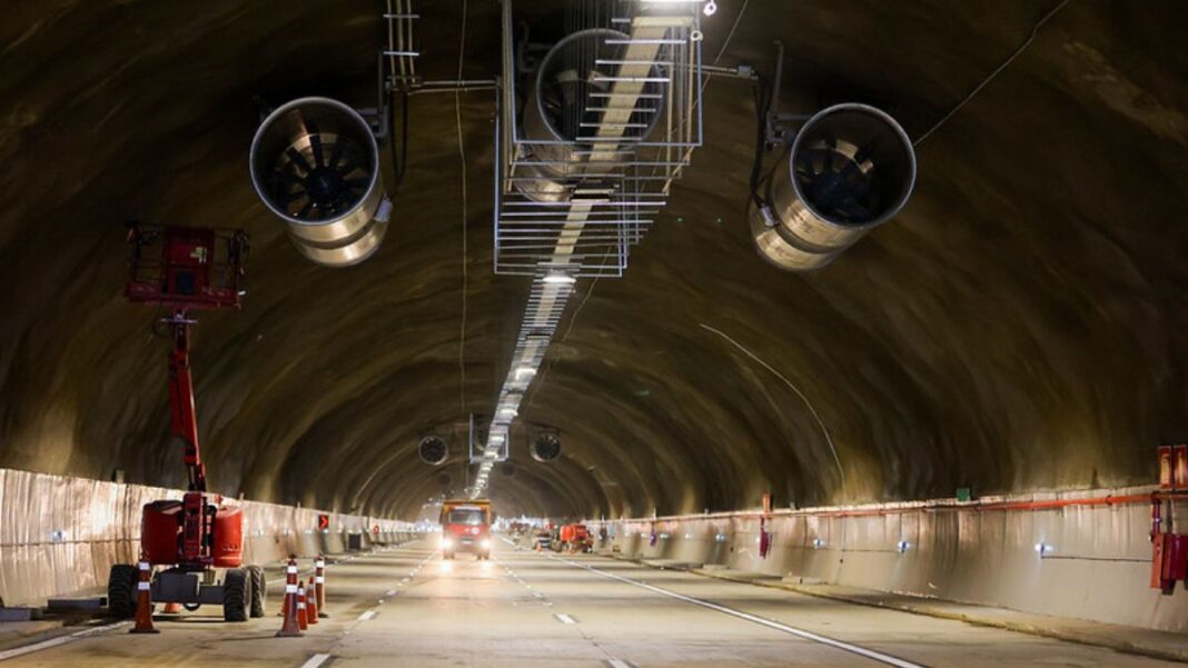 Tunel do trecho norte do Rodoanel, com um trator no lado esquerdo