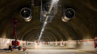 Tunel do trecho norte do Rodoanel, com um trator no lado esquerdo