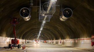Tunel do trecho norte do Rodoanel, com um trator no lado esquerdo