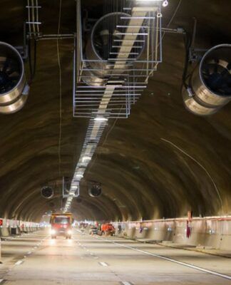 Tunel do trecho norte do Rodoanel, com um trator no lado esquerdo