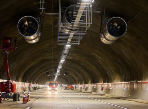 Tunel do trecho norte do Rodoanel, com um trator no lado esquerdo
