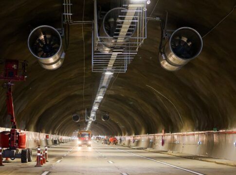 Tunel do trecho norte do Rodoanel, com um trator no lado esquerdo