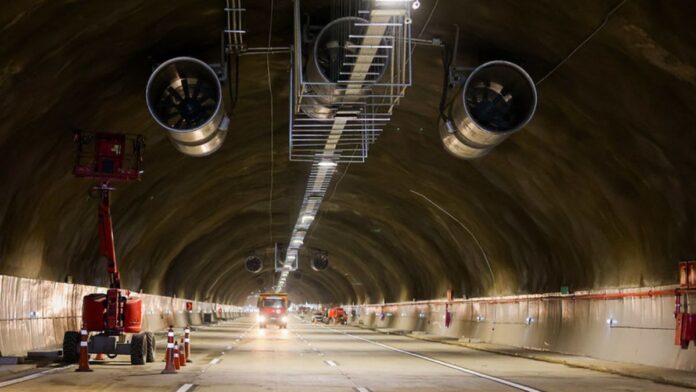 Tunel do trecho norte do Rodoanel, com um trator no lado esquerdo
