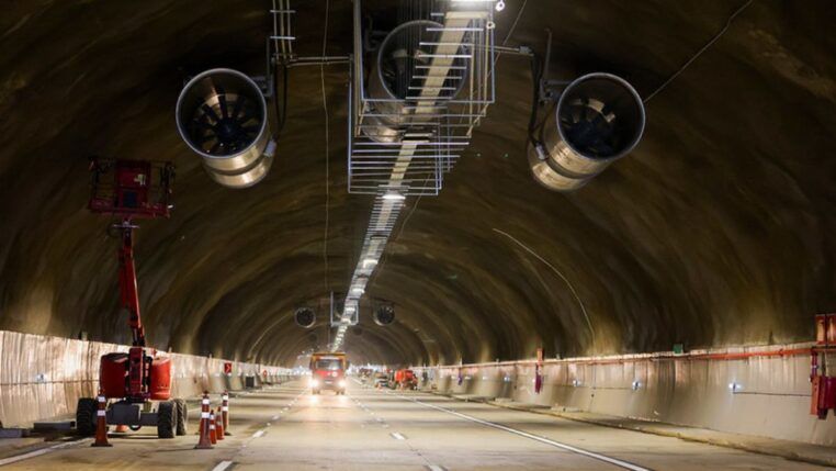 Tunel do trecho norte do Rodoanel, com um trator no lado esquerdo