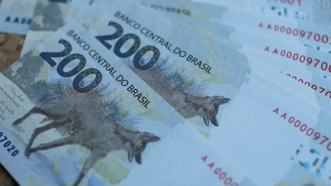 Notas de 200 reais, umas sobre as outras