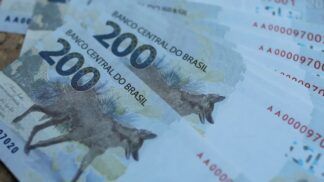 Notas de 200 reais, umas sobre as outras