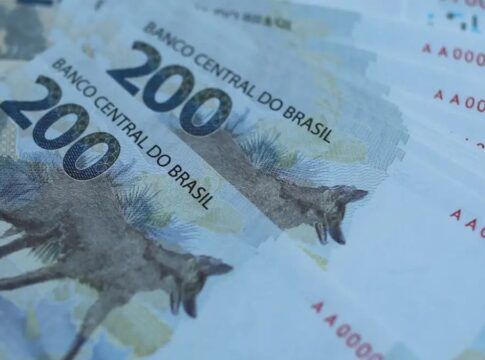 Notas de 200 reais, umas sobre as outras