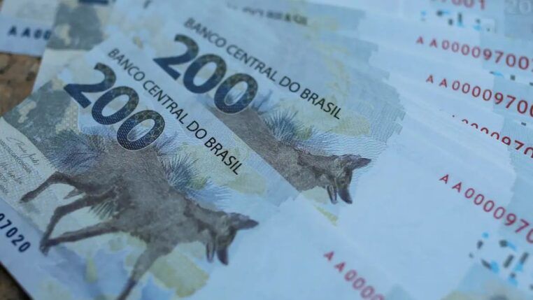 Notas de 200 reais, umas sobre as outras