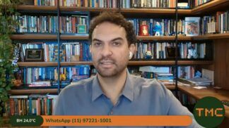 Felipe Nunes aparece na entrevista por video, com prateleiras com livros ao fundo