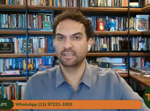 Felipe Nunes aparece na entrevista por video, com prateleiras com livros ao fundo