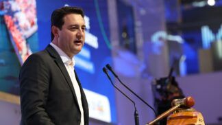 Governador Ratinho Júnior fala ao microfone em discurso