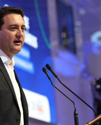 Governador Ratinho Júnior fala ao microfone em discurso