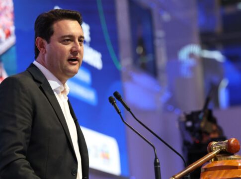 Governador Ratinho Júnior fala ao microfone em discurso