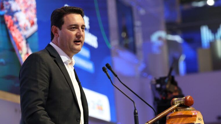 Governador Ratinho Júnior fala ao microfone em discurso