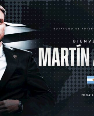 Montagem com o treinador vestido de terno, com fundo da bandeira do Botafogo