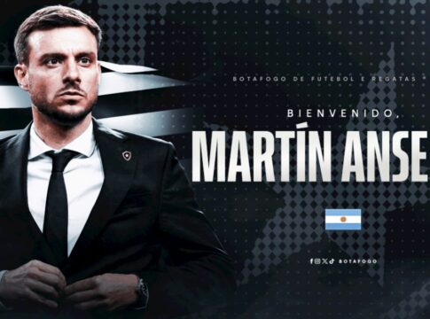 Montagem com o treinador vestido de terno, com fundo da bandeira do Botafogo