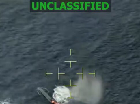 Imagem de satélite que mostra pequena explosão na água