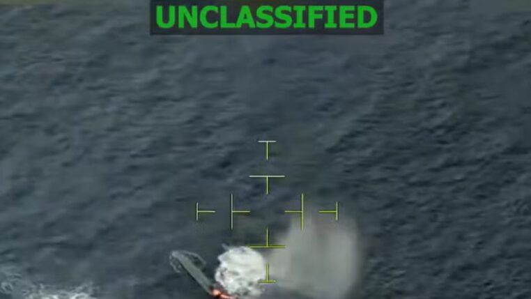 Imagem de satélite que mostra pequena explosão na água