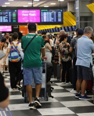 Passageiros fazem filas no saguão do Aeroporto de Congonhas, em São Paulo