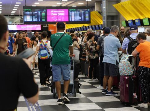 Passageiros fazem filas no saguão do Aeroporto de Congonhas, em São Paulo