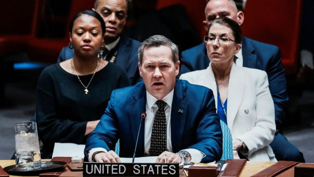 Embaixador dos EUA na ONU, Mike Waltz fala ao microfone durante sessão na ONU
