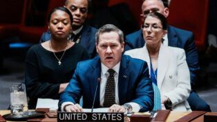 Embaixador dos EUA na ONU, Mike Waltz fala ao microfone durante sessão na ONU